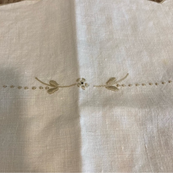 Vintage Off White & Tan Floral Design Table Runner 32.5” x 16.5” Scalloped Edge - Picture 7 of 13